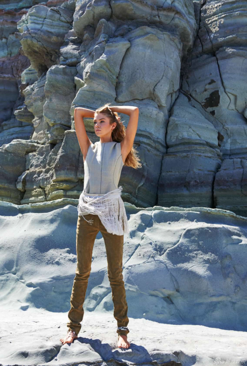 维密天使海边玩耍嬉戏胸压沙滩挺翘臀