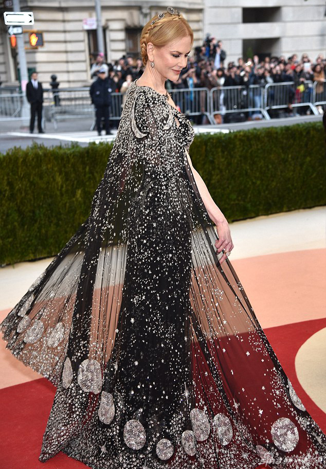 组图:披星戴月!妮可-基德曼亮相metgala红毯_高清图集_新浪网