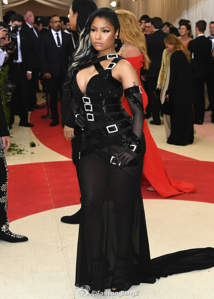 [明星风采]麻辣鸡豪迈秀爆乳 气势磅礴像包租婆[5p]