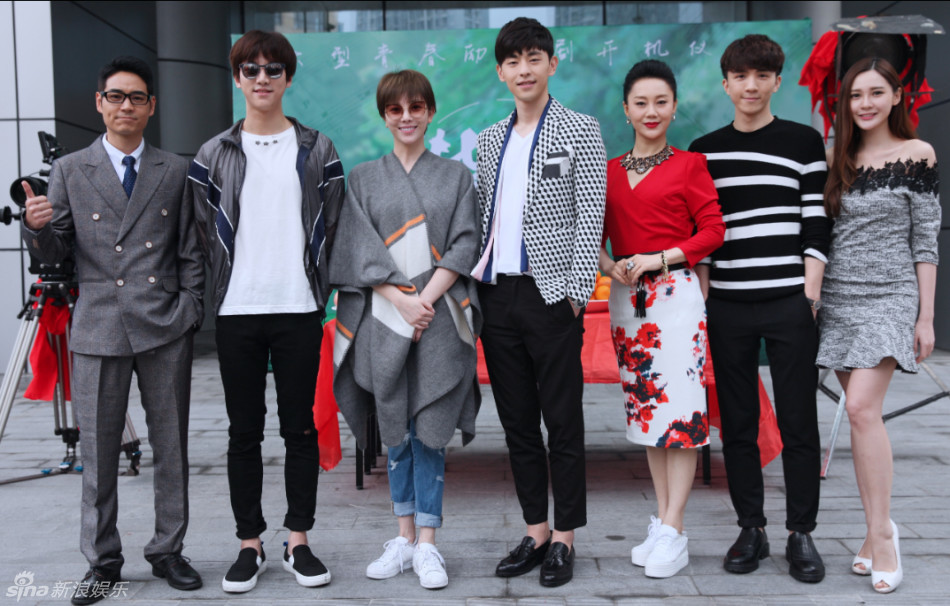 组图:《毕业季》开拍 邓伦郑秀晶上演浪漫纯爱