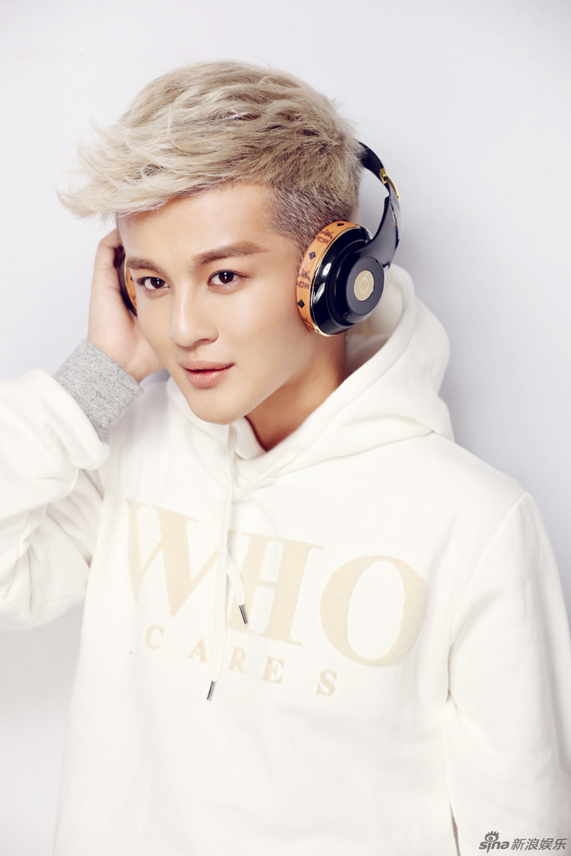 郑斯仁白色帽t可爱帅气