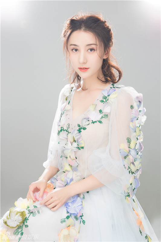 组图:周庭伊梦幻大片甜美发布灵动可人