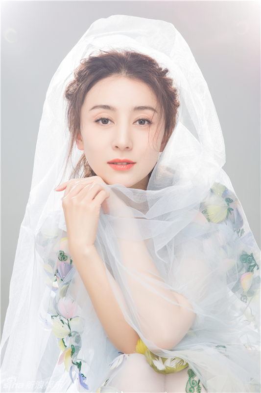 组图:周庭伊梦幻大片甜美发布灵动可人