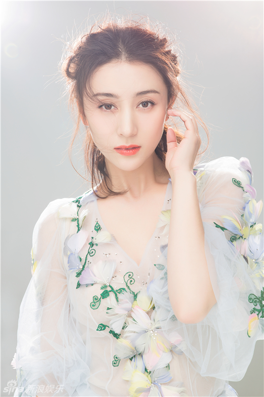 组图:周庭伊梦幻大片甜美发布灵动可人