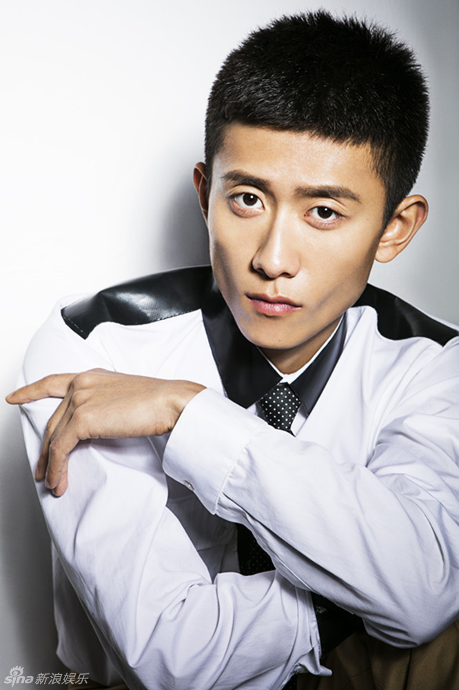 组图:张一山圆寸黑白配 大片尽显雅痞柔情