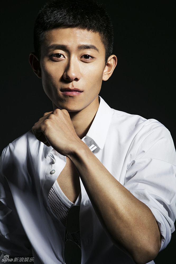 组图:张一山圆寸黑白配 大片尽显雅痞柔情