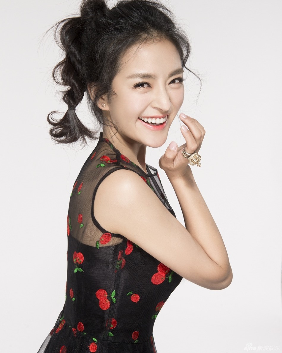 种丹妮俏皮写真曝光 治愈系微笑感染力强