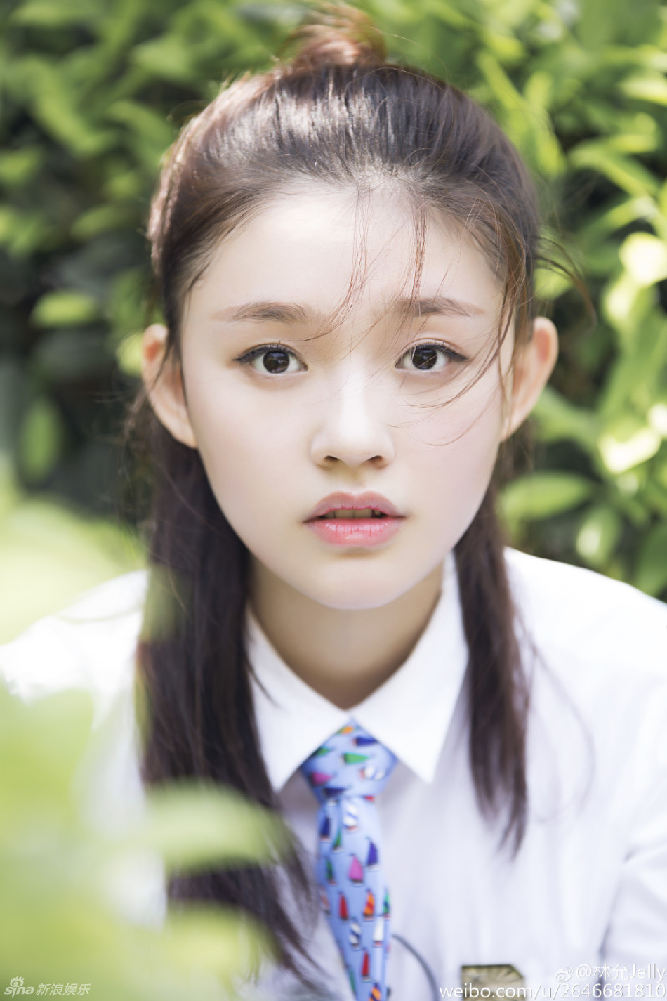 但也有网友吐槽称这个拍照角度显林允的塌鼻子.