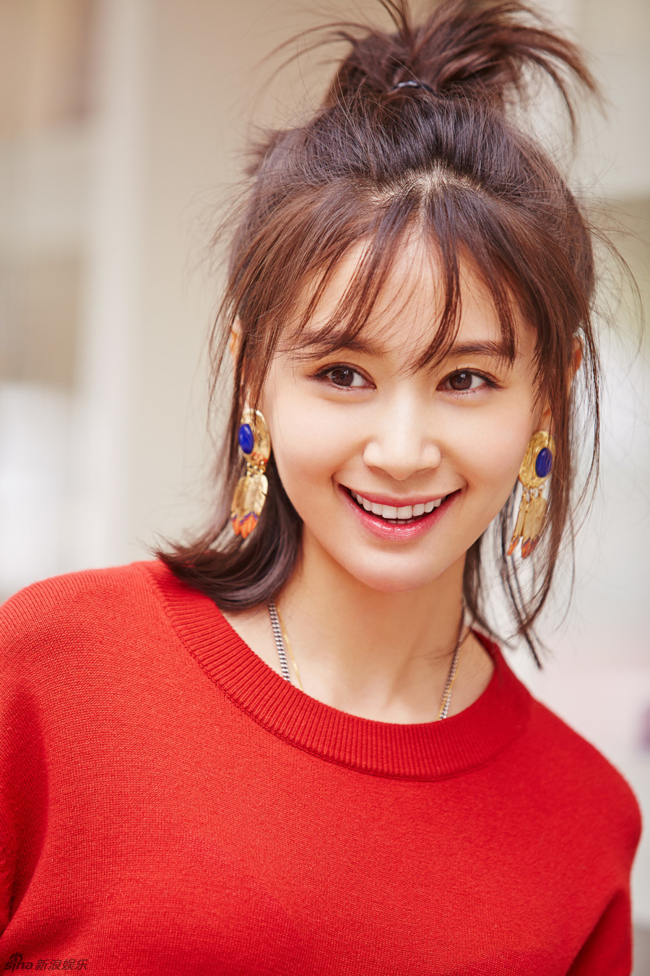 "曲筱绡"王子文时尚街拍 半丸子头少女风(图)_高清图集_新浪网