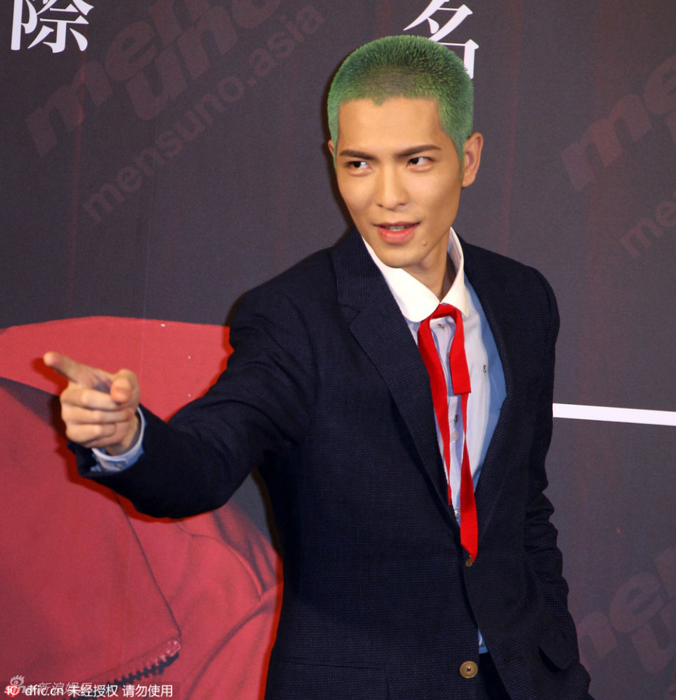 萧敬腾染绿色寸头亮相