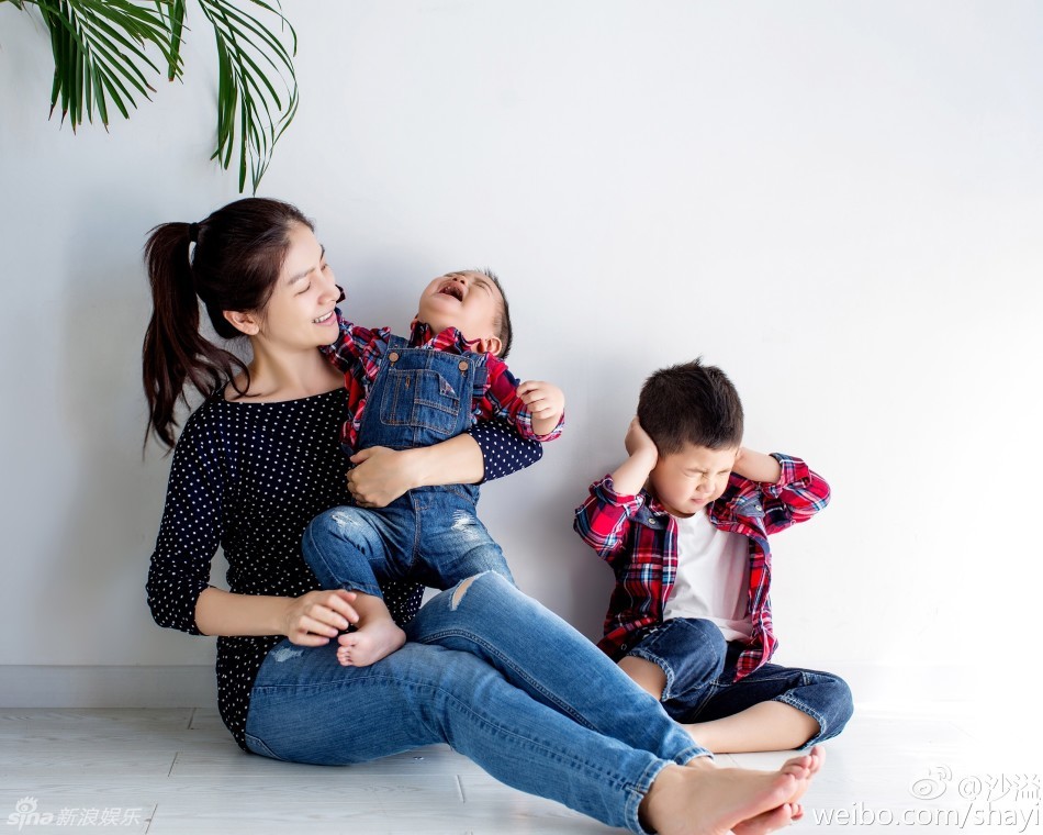 新浪娱乐讯 5月8日,正值母亲节,明星们纷纷晒出母亲,妻子,孩子的照片