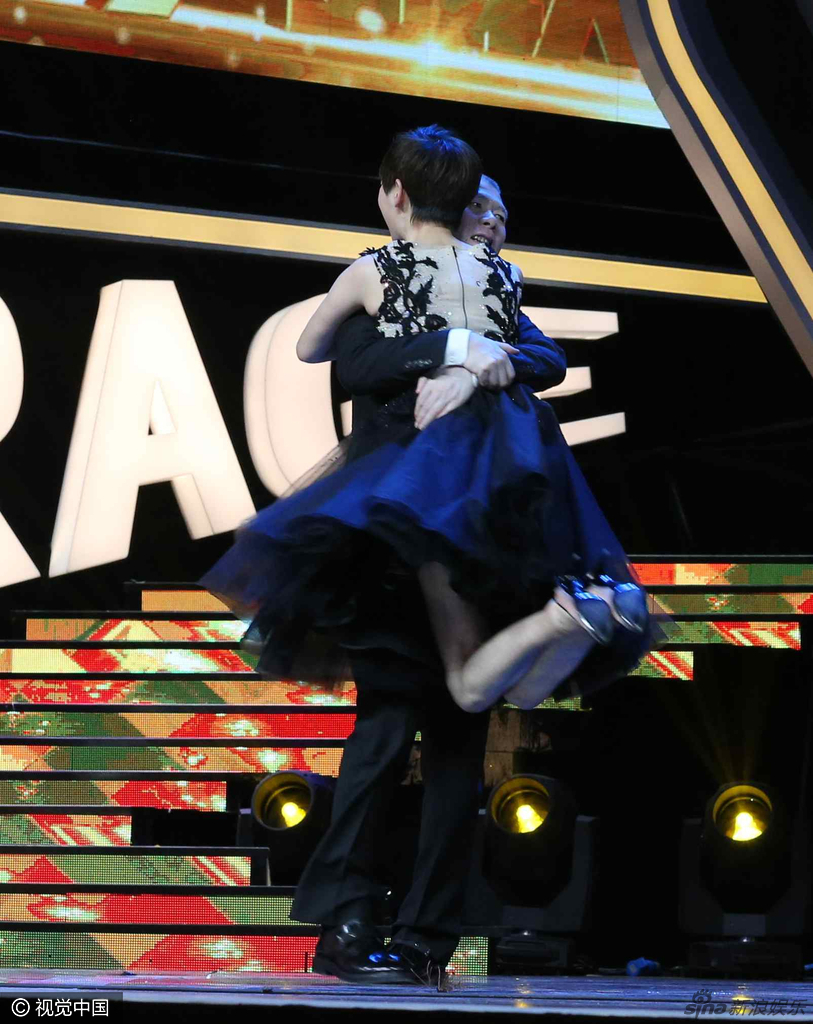 冯小刚获影帝激动抱徐帆转圈圈_高清图集_新浪网