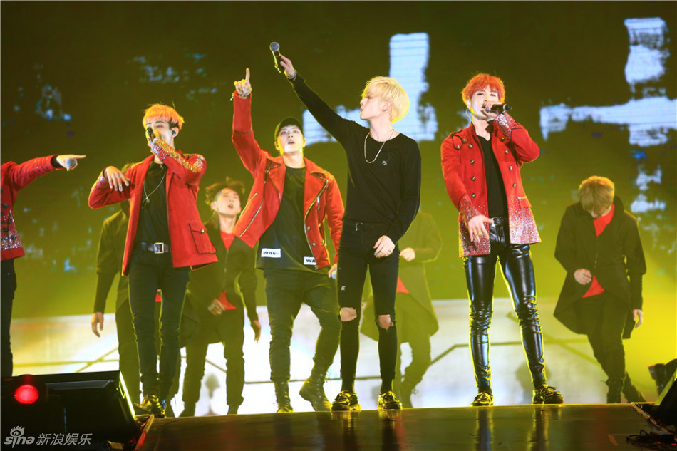 组图:韩团got7上海开唱 王嘉尔隐露结实肌肉_高清图集_新浪网