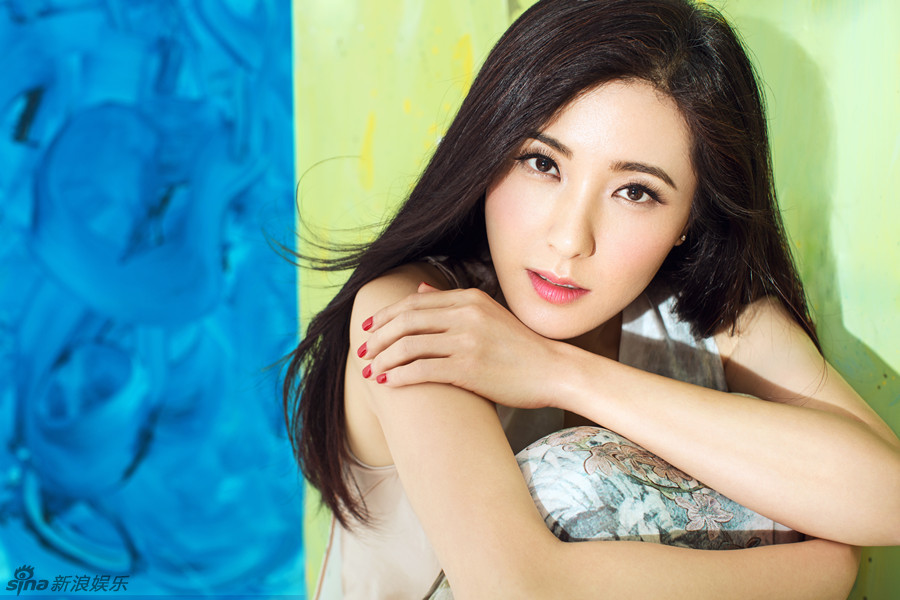 新浪娱乐讯 近日,曾黎为某杂志拍摄的一组初夏大片曝