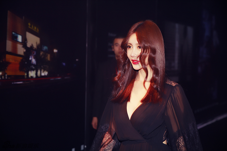 巩新亮深v秀曲线红发魅惑夺人眼球