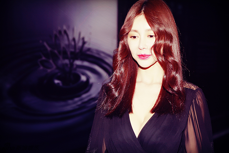 巩新亮红发深v秀曲线