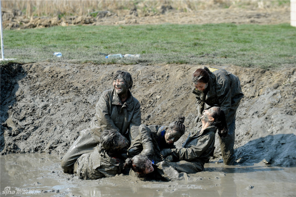 跑男团泥中摸爬滚打