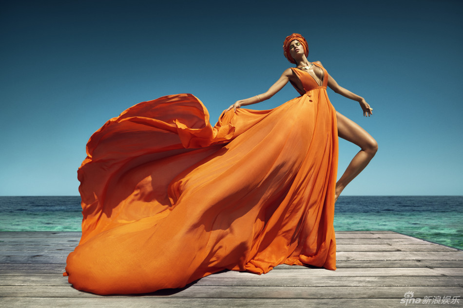 超模穿活力橙色纱裙秀热辣s曲线