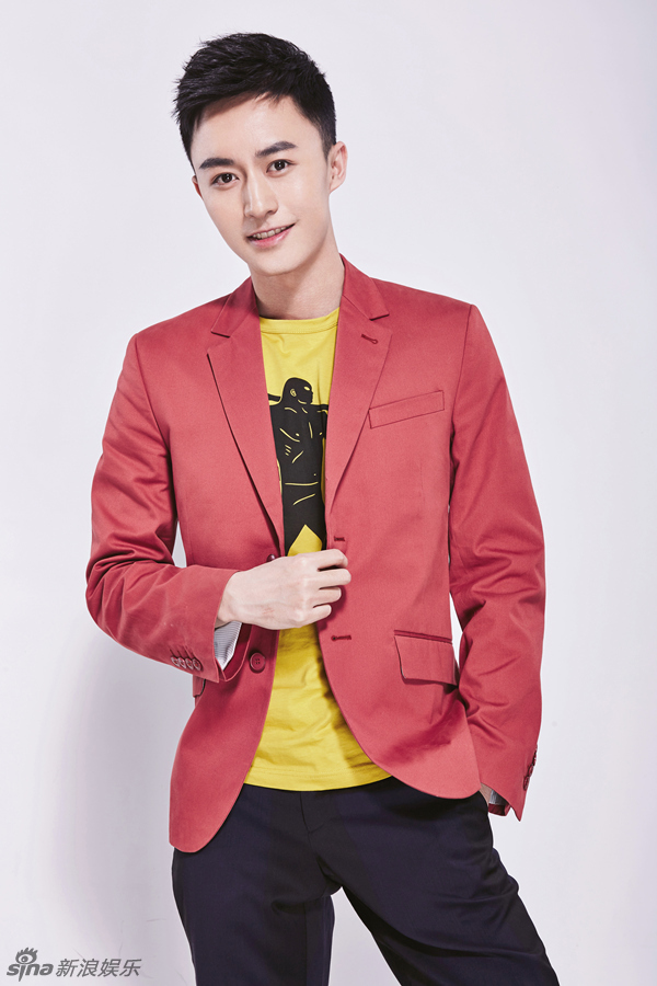 片中付嘉身穿一套红黄搭配的休闲西装,展现出阳光健康的形象,同色系的