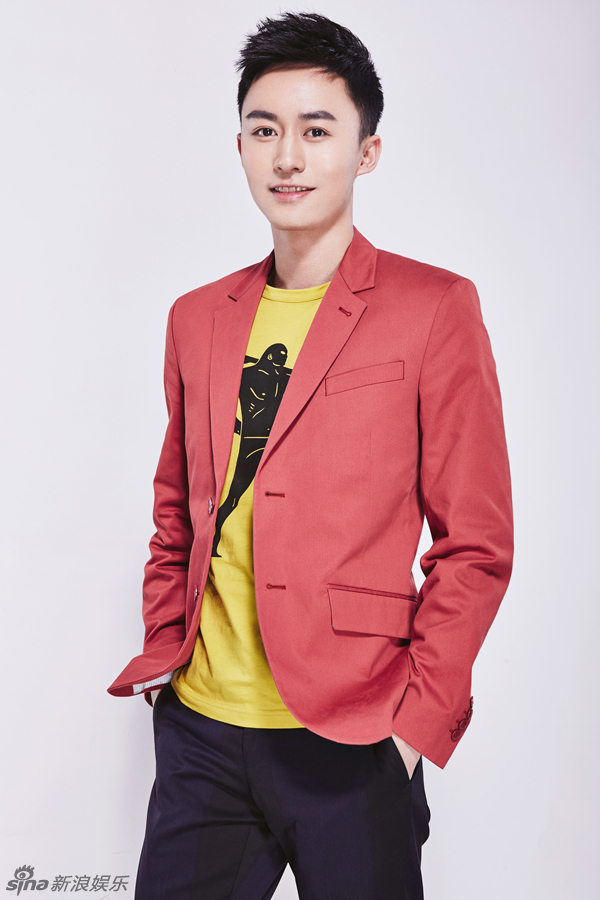 新浪娱乐讯 近日,90后演员付嘉曝光了一组初夏写真,片中付嘉身穿一套