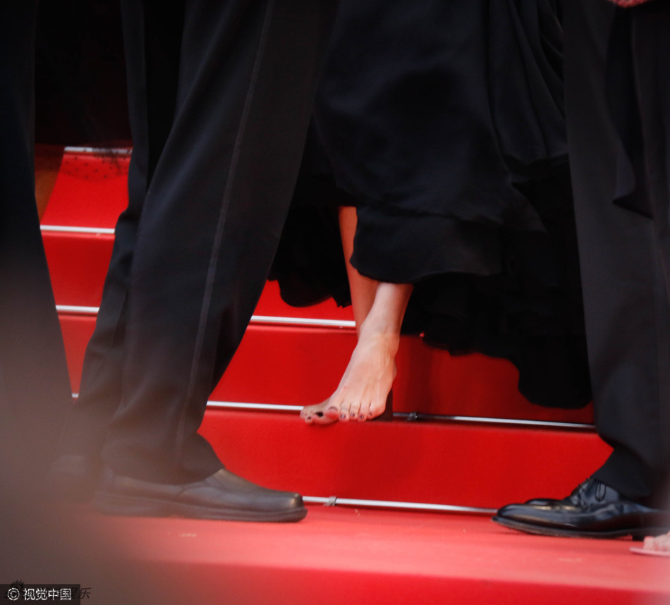 露招牌大笑,登上台阶时奔放脱下高跟鞋