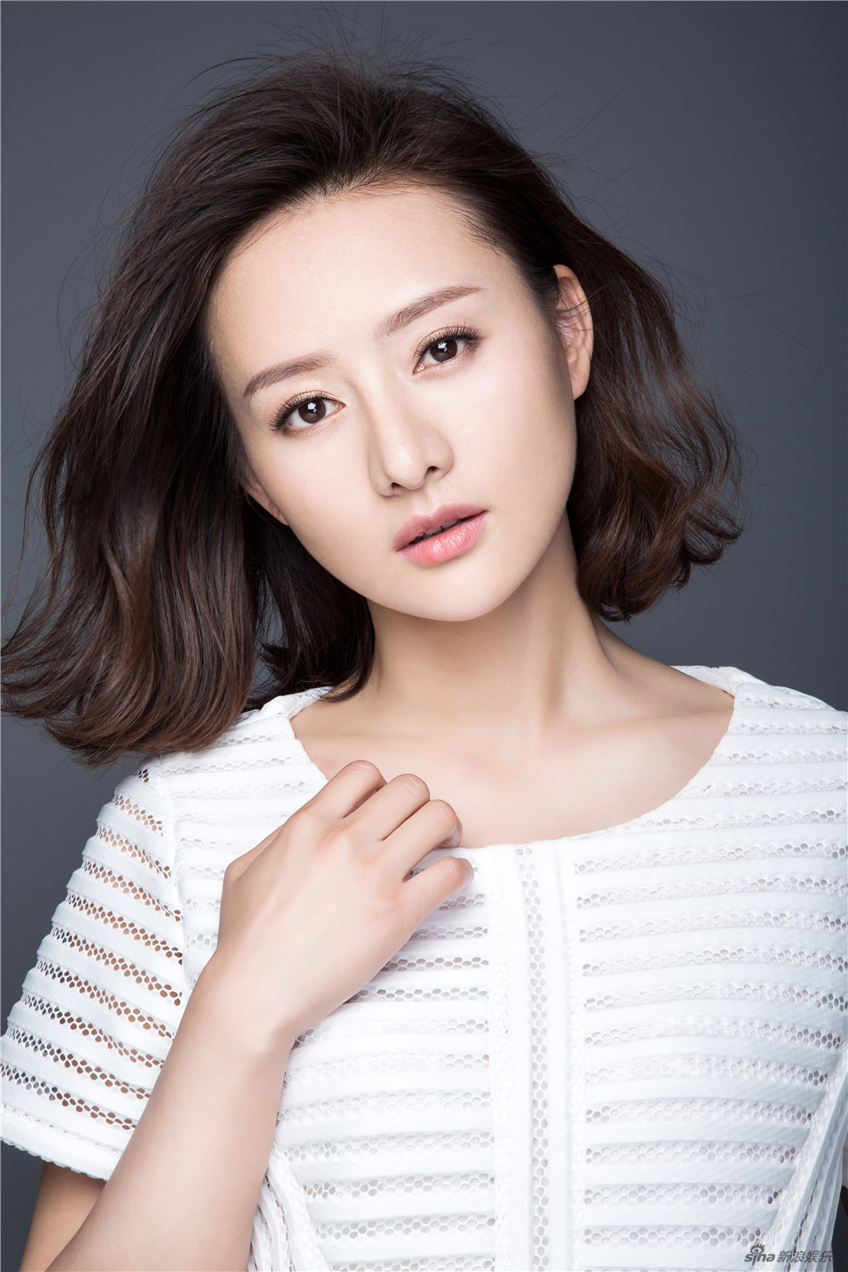 新浪娱乐讯 近日,演员王靖云一组素雅白裙写真新鲜出炉.