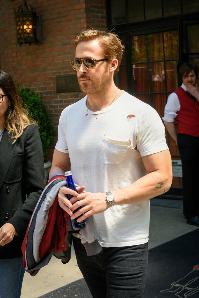 组图:高司令纽约出街 紧身t恤变帅气肌肉男_高清图集_新浪网