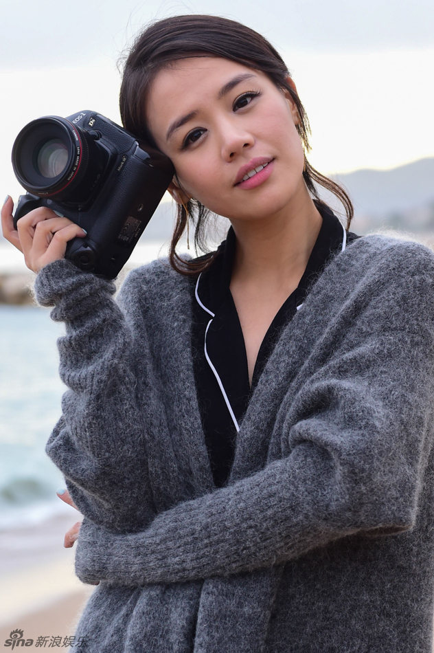 马思纯戛纳海滩化身摄影师尽显文艺气质