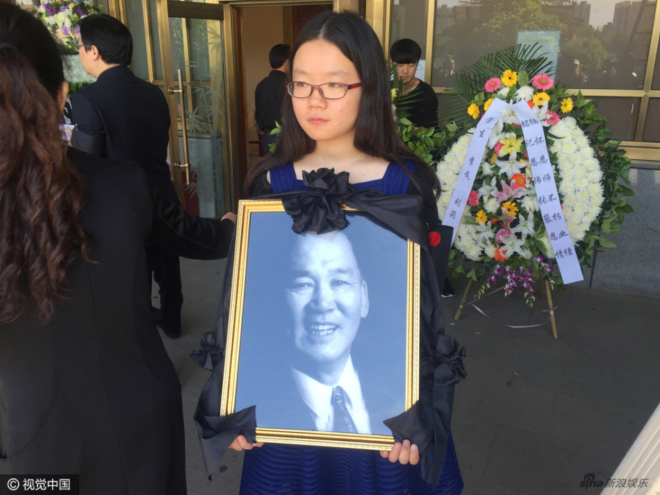 5月15日,著名词作家张藜遗体告别仪式上午在八宝山举行.