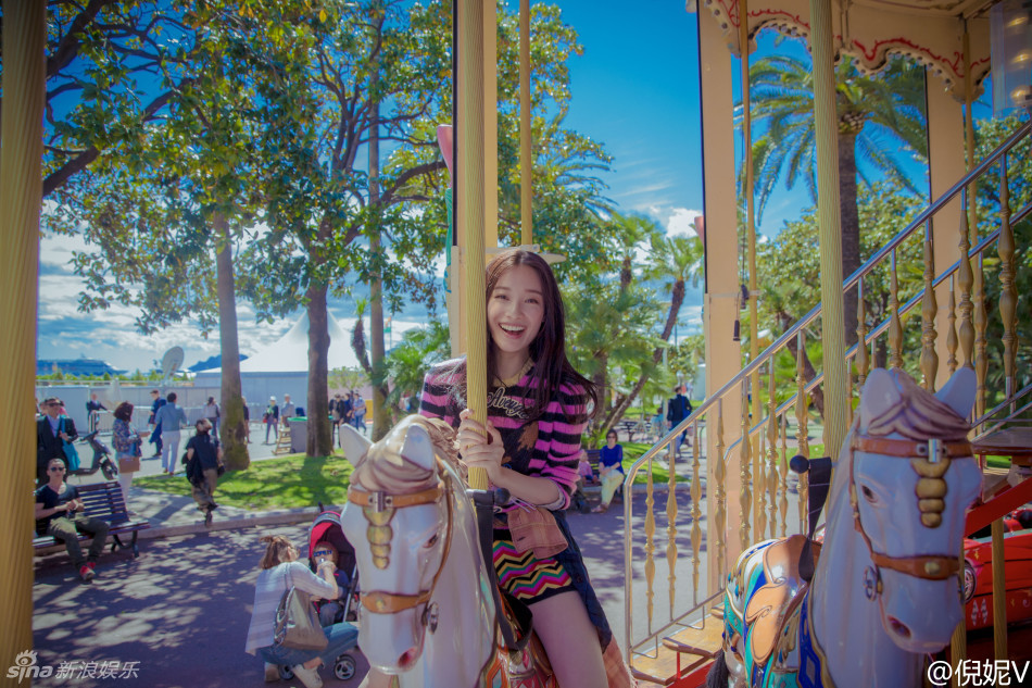 组图:倪妮长发飘逸笑容可爱 坐旋转木马秀长腿