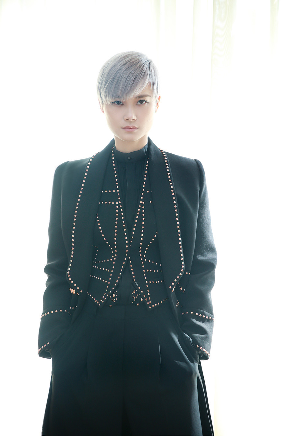 李宇春化身二次元少年 黑衣银发造型酷帅