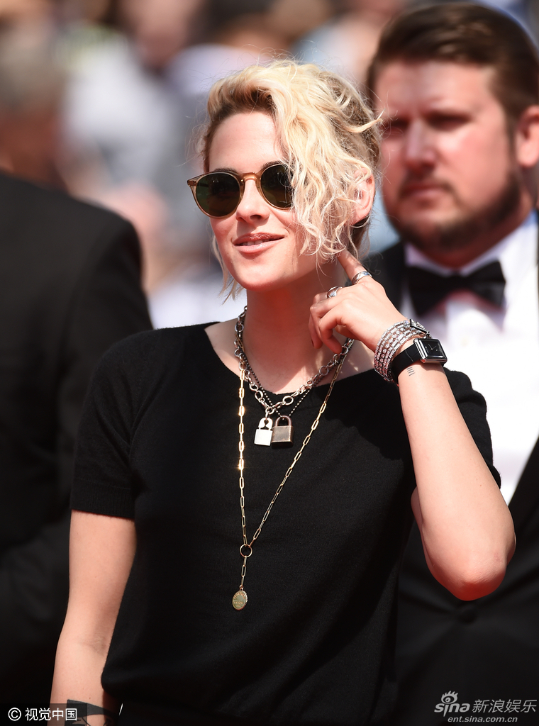 "暮光女"斯图尔特与前前女友,助理alicia cargile同走红毯,而她刚分手