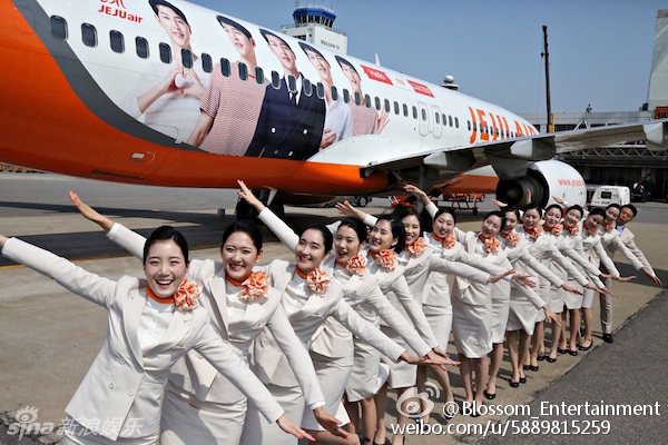 空姐与飞机合影