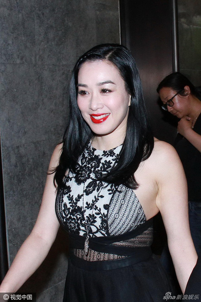 16 23:48:58 1 / 4 新浪娱乐讯 近日,钟丽缇出席某活动,和小男友