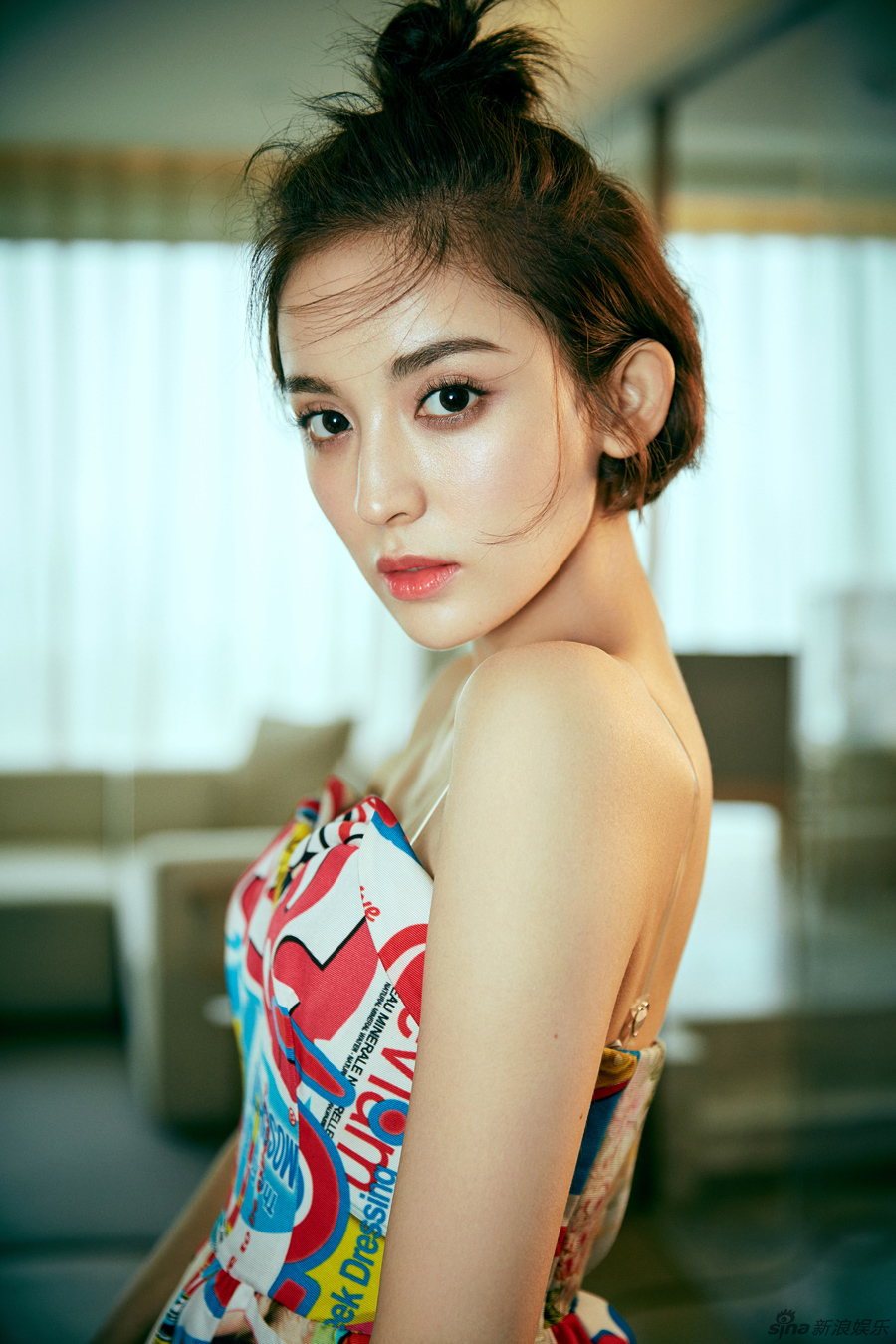 娜扎半丸子头拍封面 优雅不失俏皮