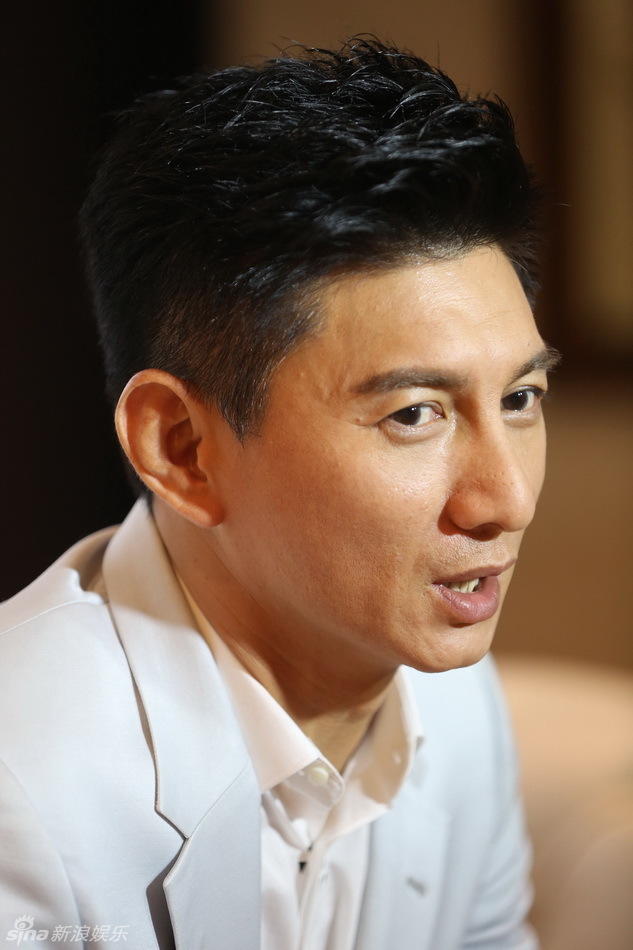 组图:吴奇隆帅气有型 称生娃顺其自然_高清图集_新浪网