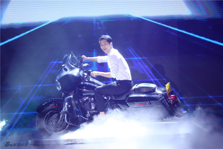 1/ 21新浪娱乐讯 本周《快乐大本营》中,宋仲基现身重现众多剧中经典