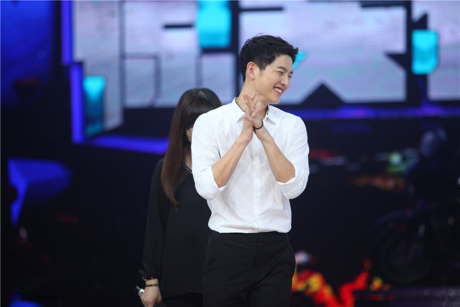 组图:宋仲基给谢娜系鞋带 被贾玲胸咚_高清图集_新浪网