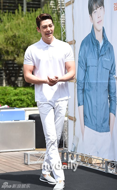 组团:金宇彬白衣白裤帅气 胳膊粗壮肌肉明显_高清图集_新浪网