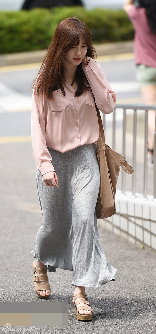 新浪娱乐讯 5月20日下午,韩国女星具惠善独自一人前往登记结婚,老公