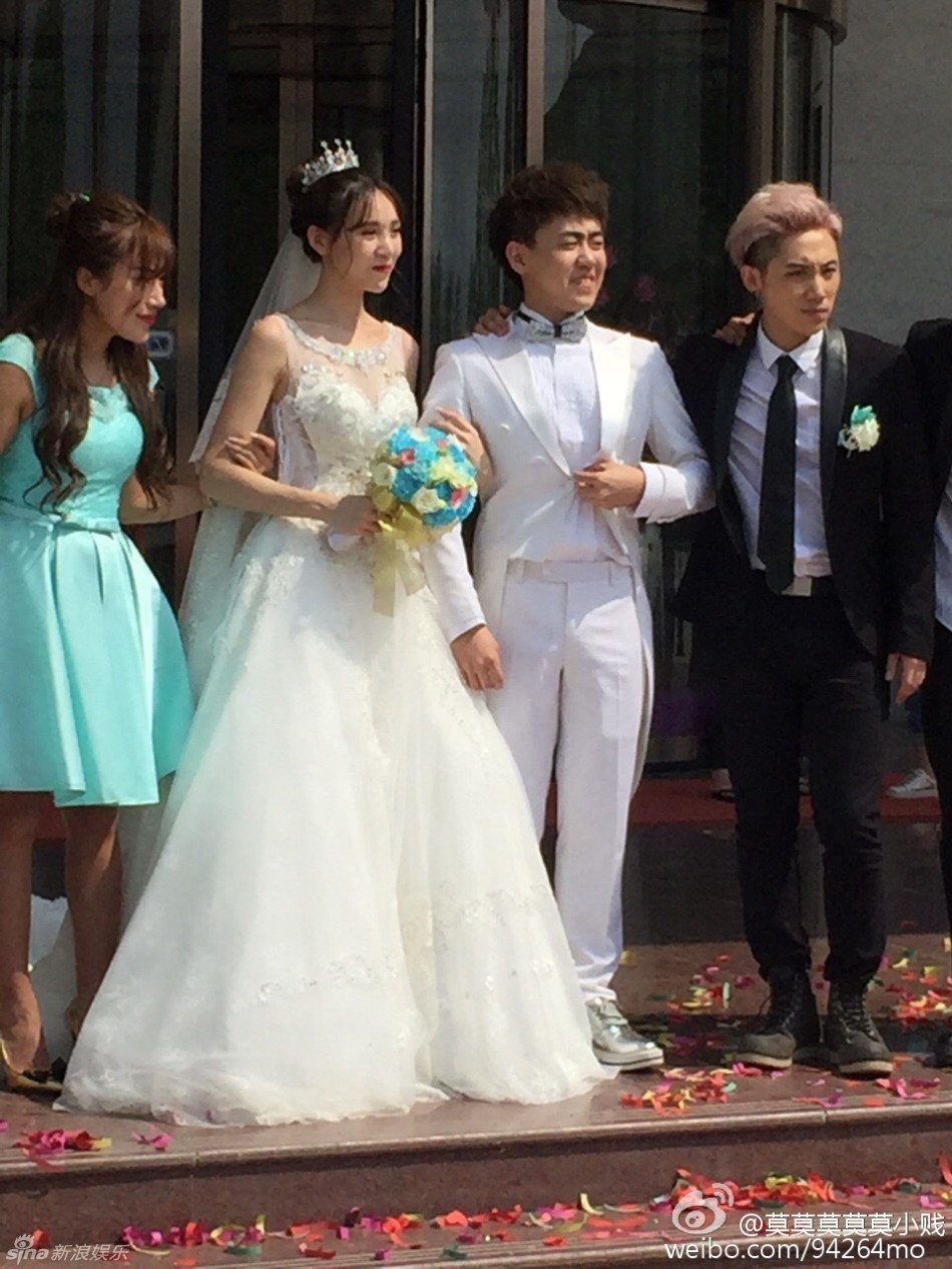 新浪娱乐讯 5月21日,10年快男亚军刘心在北京举行婚礼,新娘穿着婚纱