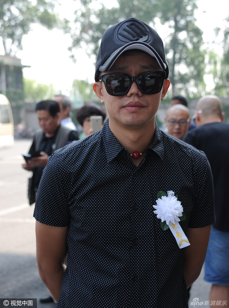 组图:歌唱家郭颂追悼会举行 曾毅等亲友送别_高清图集_新浪网