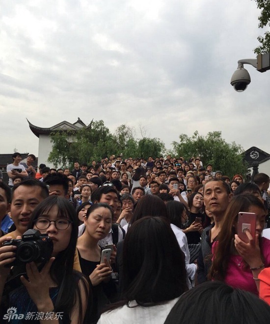 《继承人》刘恺威闹市拍戏遭路人围观