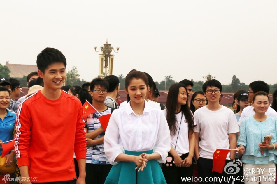 组图朝气蓬勃刘昊然关晓彤天安门广场放歌