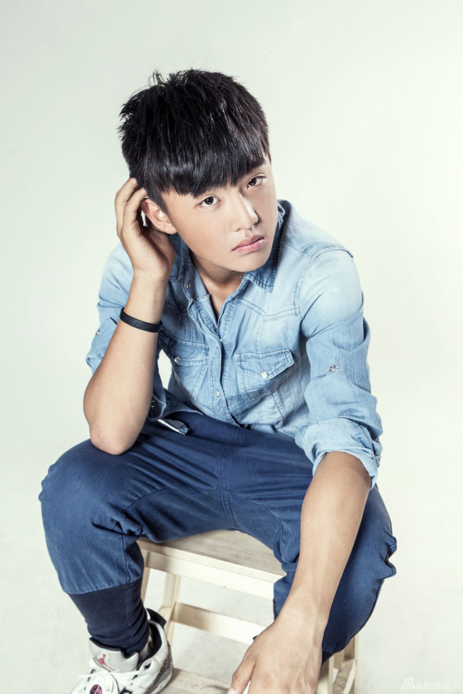 郑伟蓝色衬衣写真