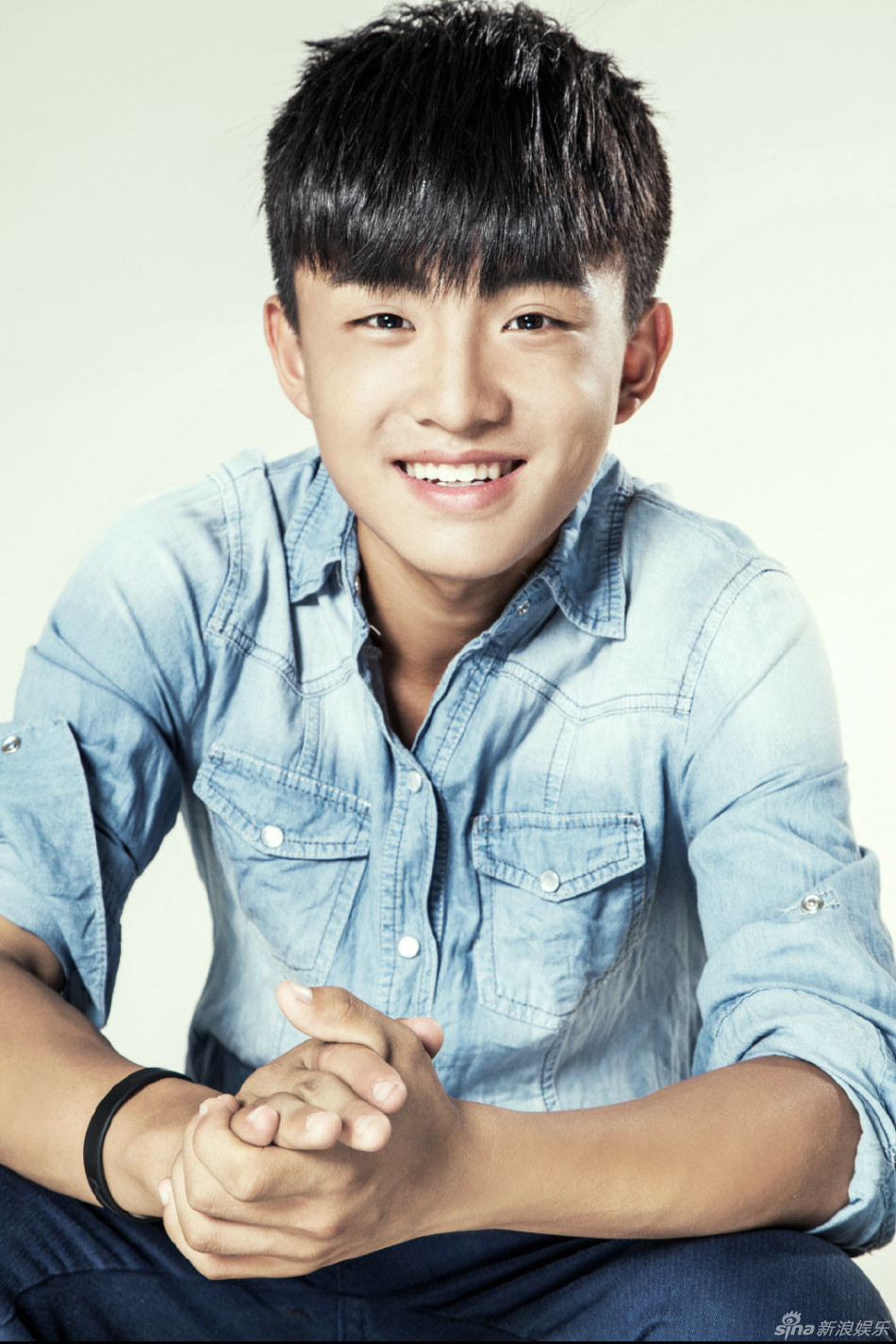 郑伟蓝色衬衣写真