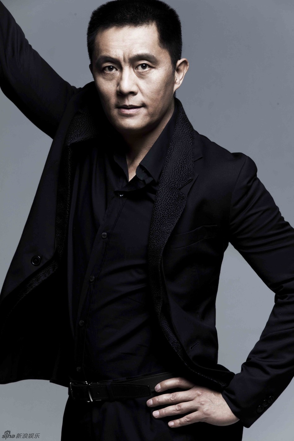 组图:常戎黑西装写真曝光 尽显铁汉气质_高清图集_新浪网