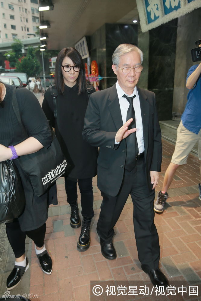 组图:香港女歌手彭家丽丧母 望完成母亲遗愿_高清图集_新浪网
