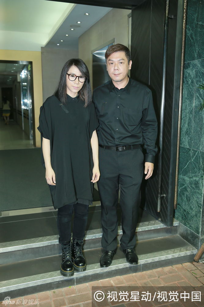 组图:香港女歌手彭家丽丧母 望完成母亲遗愿