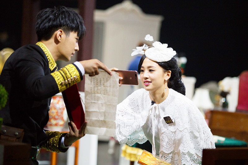 组图:鬼鬼炎亚纶合体《大侦探》 甜蜜秀一脸_高清图集_新浪网